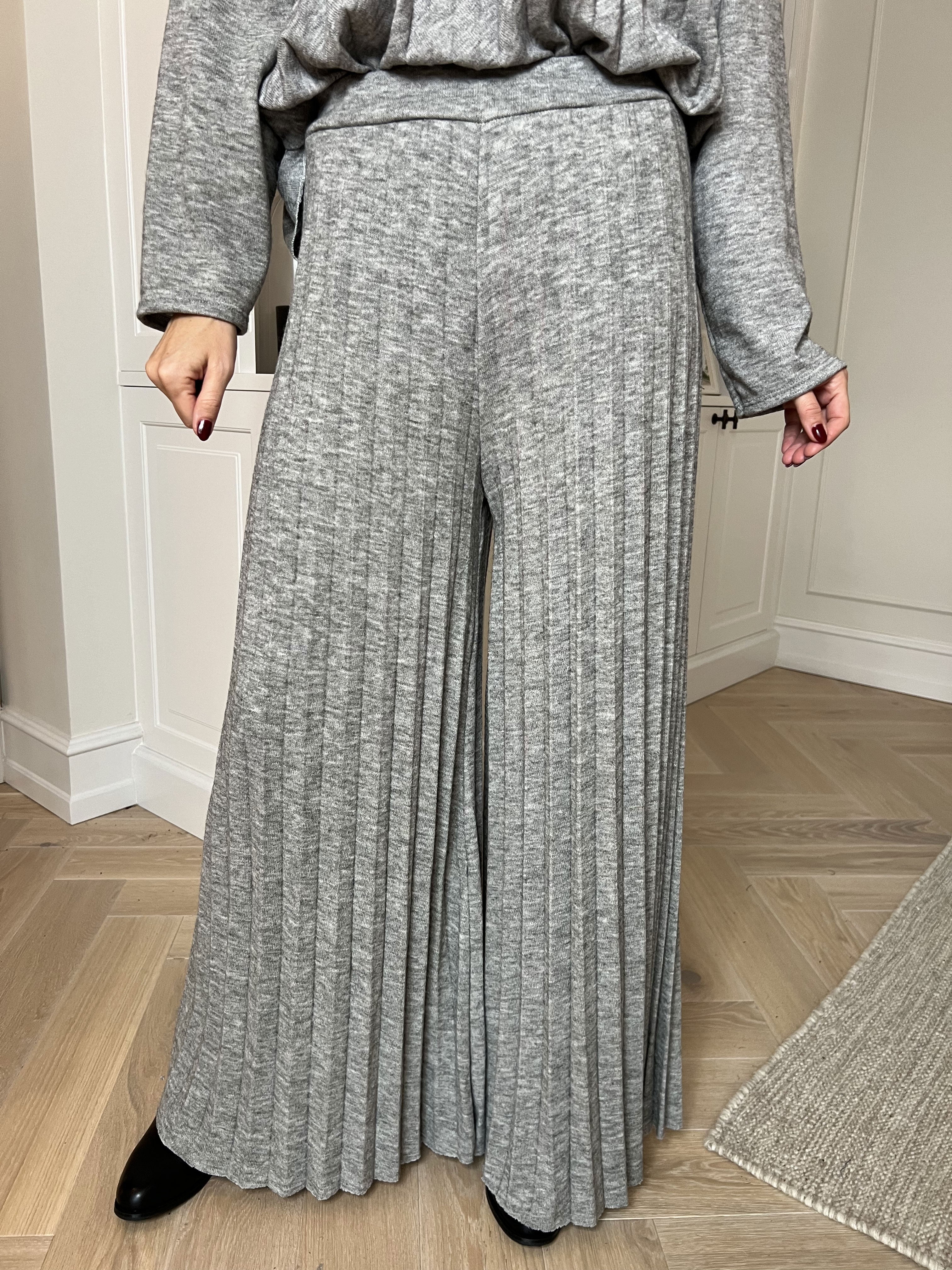 Anita Pants - Bløde og elegante plisserede plus size strikbukser